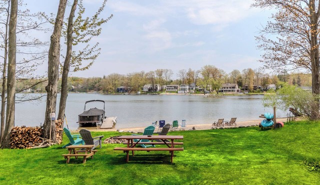 Spacious Updated Lakefront Getaway