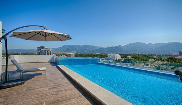 Steps from Beach | Pool + Hot tub + Gym + Balcony