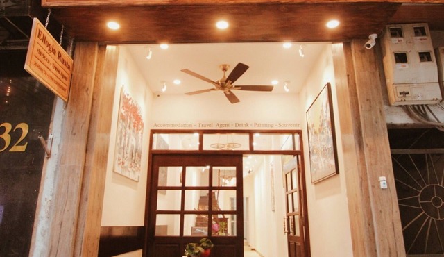 Street-view balcony room, centre Hanoi old quarter, 24/7 staff, tour discounts