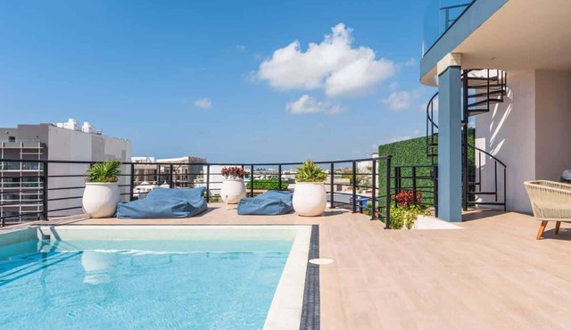 Studio w Rooftop Ocean Views Near Beach