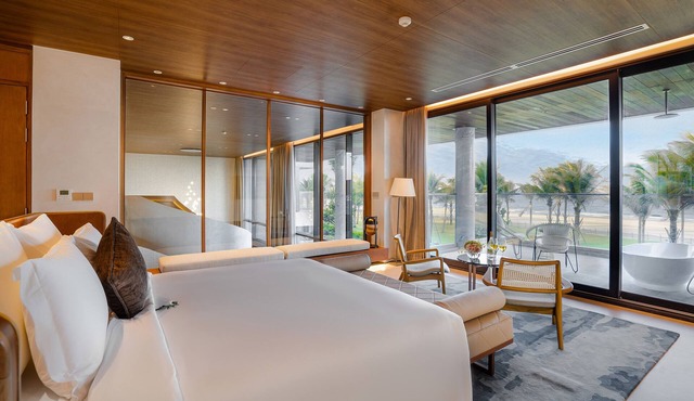Stunning Brand New 6 Bdr Beachfront Villa @ Beach