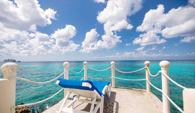 Stunning Decorated Condo Rare Ocean Setting Snorkling paradise walk to town best