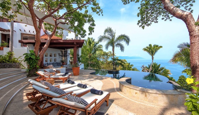 STUNNING VILLA, JACUZZI, POOL & STAFF