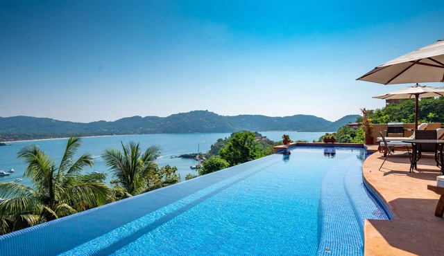 Stunning Views! Amazing Breezes! 5-10 minutes from town!