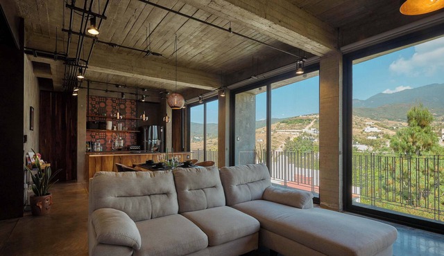 Stylish Apartment w/Hot Tub & Mountain Views