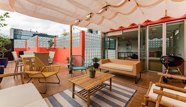 Stylish apartment with private roof top & jacuzzi