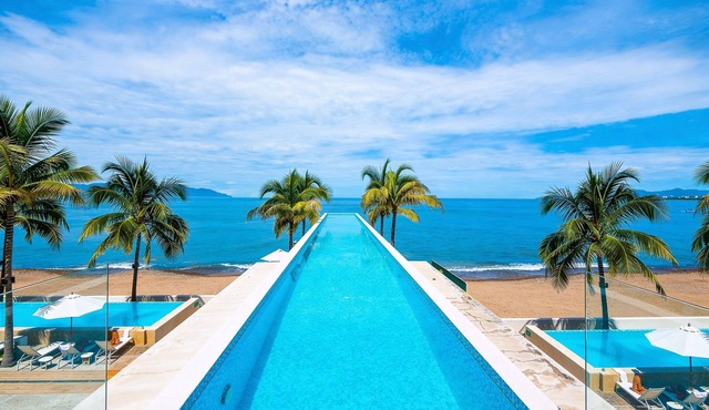Stylish Beachfront 2BR - Balcony & Pools