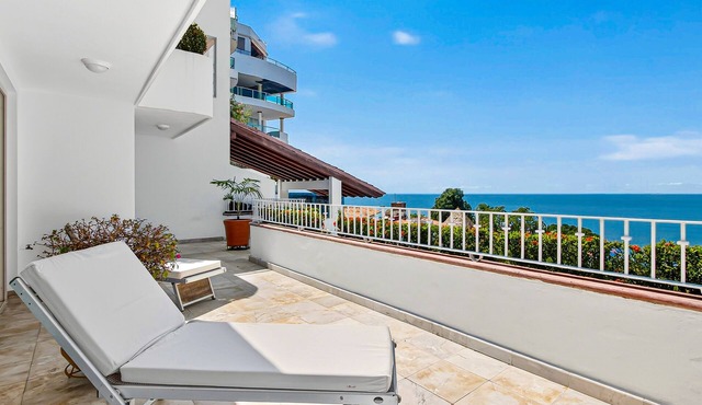 Stylish oceanview suite with infinity pool, full kitchen & bay-view terrace