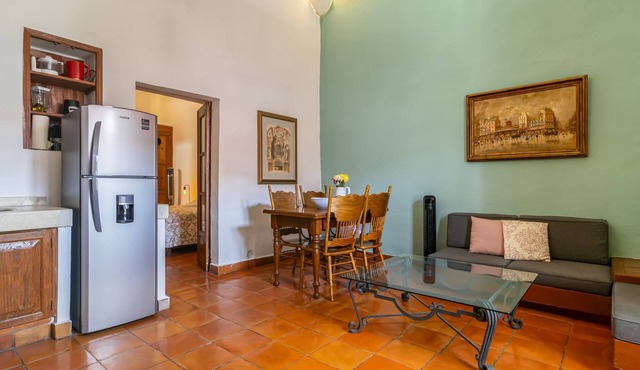 Suite on main street in Historic Downtown WIFI