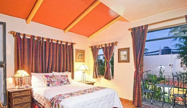 Suite Steps from Malecon, Beach Dining Stripe