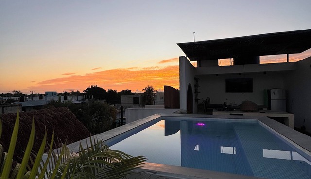 Suite “the roof-top” Private pool on the roof top, grill, TV, fridge, sink.