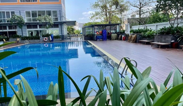 Sweet Luxury Condo 2 /Pool/ 5 Beds/Near Airport