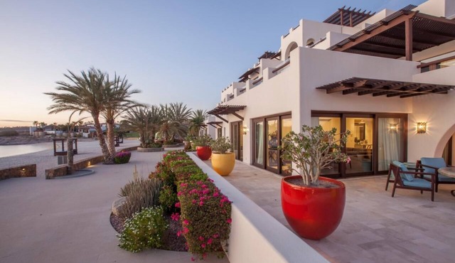 Swimmable Beachfront Penthouse w/Pool, Hot Tub, Gym, Walk to Town & Sea Views