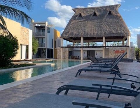 Telchac Villa de 3 pisos con club playa