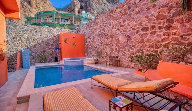 Tequila Sunrise Studio Apartment