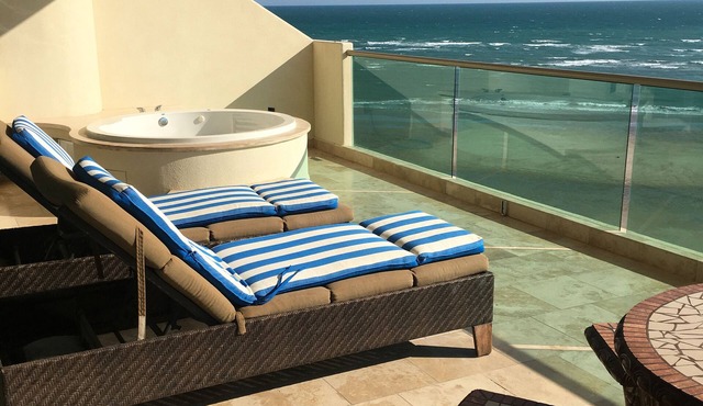 Tessoro 403: Luxury Beachfront Condo on the Las Conchas Peninsula