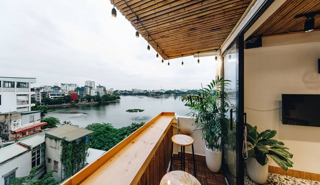 The Autumn Homestay-LAKE VIEW room, with balcony, next to the WEST LAKE
