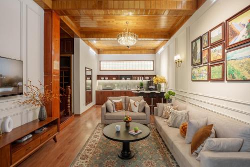The Gallery House - 4 BR & 5 baths - 5' to Old Quarter & Train street