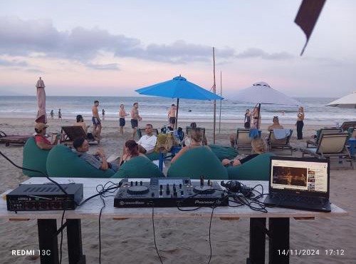 The Seaside Bungalow Hostel and Bar