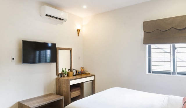 TIDY QUEEN ROOM, SMART TV, BEACH AREA, with BREAKFAST
