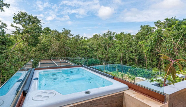 Top level apartment with jacuzzi, shared pool, gym, & tennis courts