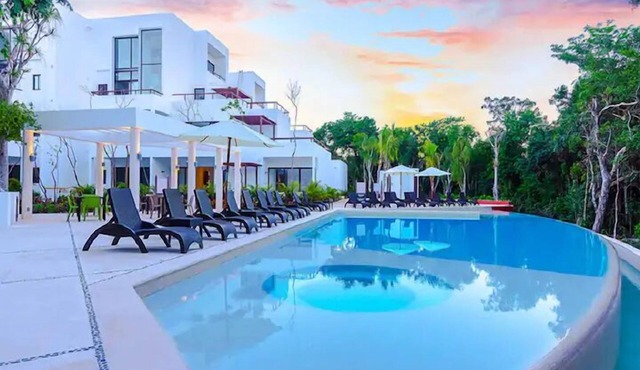 Tranquility Oasis: Private Penthouse living with local Pool, Beach and Golf!