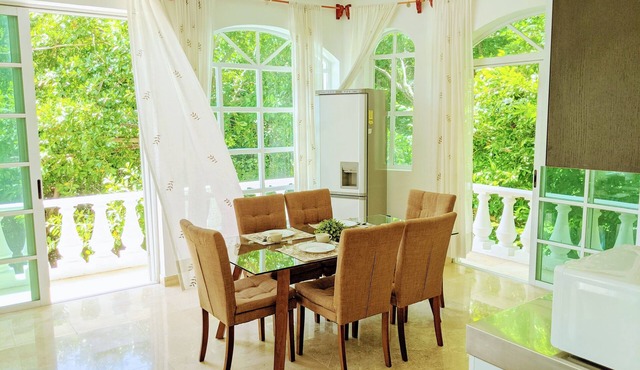 Tropical Estate: 18BR Pool Rooftops Ocean View 2 min wlk beach/shops/ferry/tours