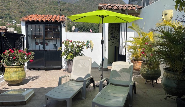 Tropical Oasis in Enchanted Forest Setting. Walking distance to EVERYTHING!