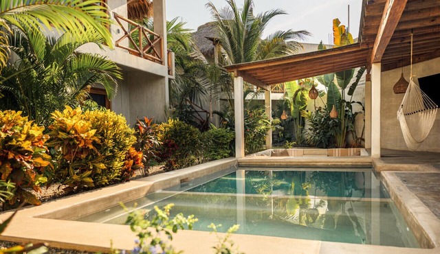 Tropical Oasis, Jacuzzi, Pool, AC, Casa Mochila