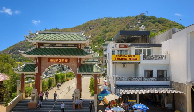 Trung Hiếu Hotel - bên cạnh Miếu Bà Chúa Xứ