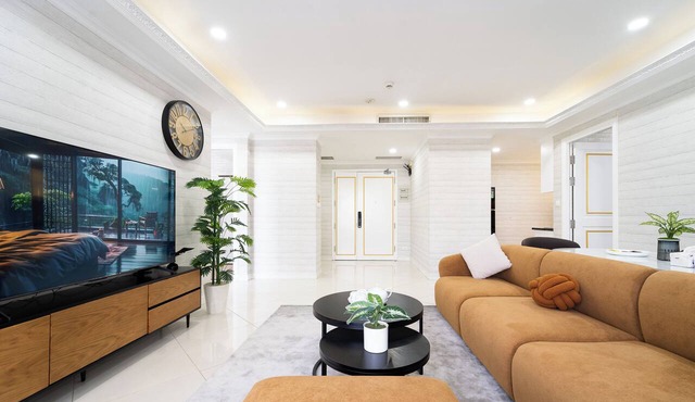 TV Lancaster D1 3BR Walk to City Center