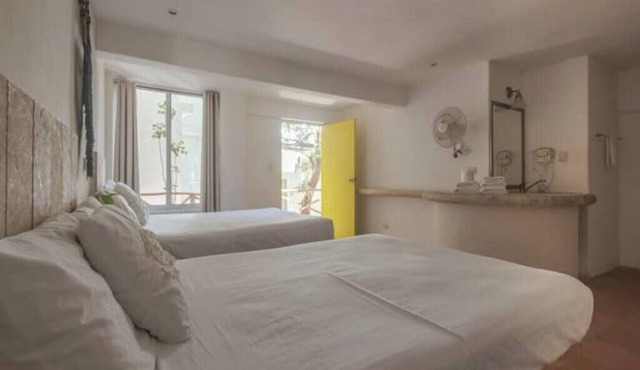 Twin Room on 5th, one block to the beach