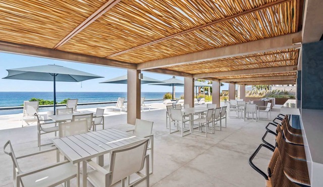 Uavi: Oceanfront Penthouse with Pool