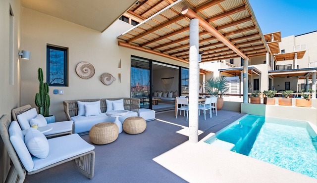 Upscale Ocean View Living with Private Pool and Beach Access