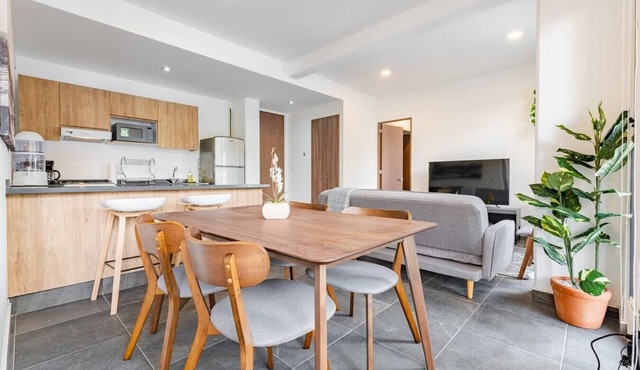 VH | Doctores 2 bedroom w/balcony and parking I 207
