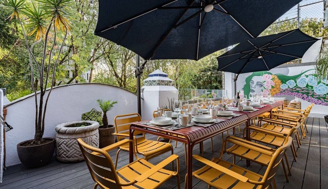 Vibrant Ámsterdam Retreat with Rooftop BBQ