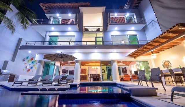VILLA AZUL PACIFICO Ocean-front Villa 5 minutes from town.