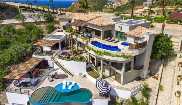 Villa de 6 Recámaras con Vistas al Mar en Pedregal