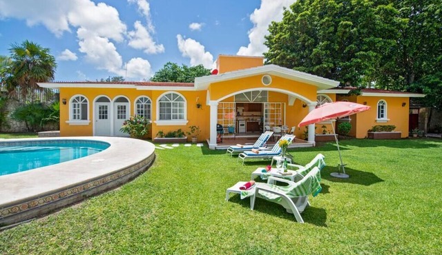 Villa de las Flores, guest home 6 bedrooms , pool, garden 21 pax.