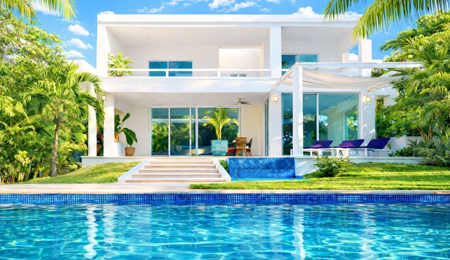 Villa Mariposa, private pool, Jacuzzi & hot tub