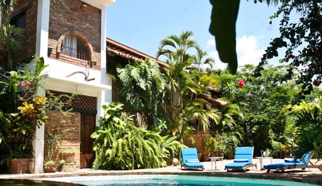 Walking distance to the boardwalk, shops, and nightlife, restaraunts and more!