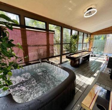 Waterfront Zen-Dock, Paddleboards, Jacuzzi & Games