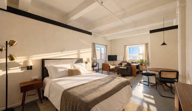 Westown Studio Apt Near Fiserv, Baird, and Theater District