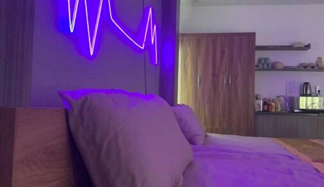 X-Stay Neon Thu Trung