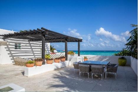 Xaman Ha beach House- steps from the beach!