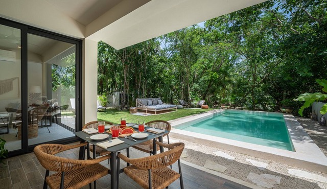 Zen inspirated villa in jungle setting with AC, internet and pool!