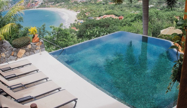 Zihua Vista Bay Studio Hideaway: Balcony, Infinity Pool, Walk to Playa La Ropa