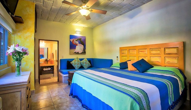ZONA DORADA ~ TRES PALMAS 1/Bed1/BATH BlOCK to BEACH