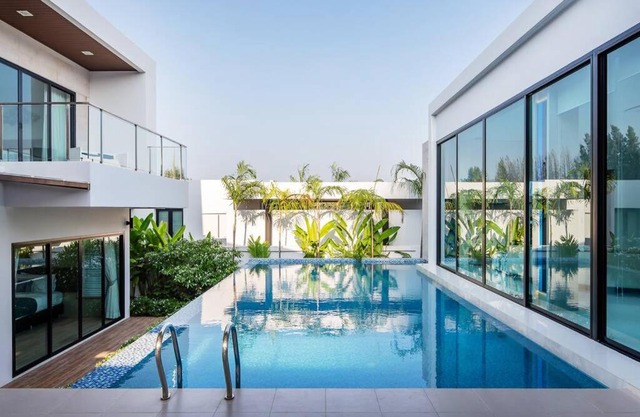 Luxury 3-Bedroom Pool Villa Beach Access, Na Jomtien Pattaya