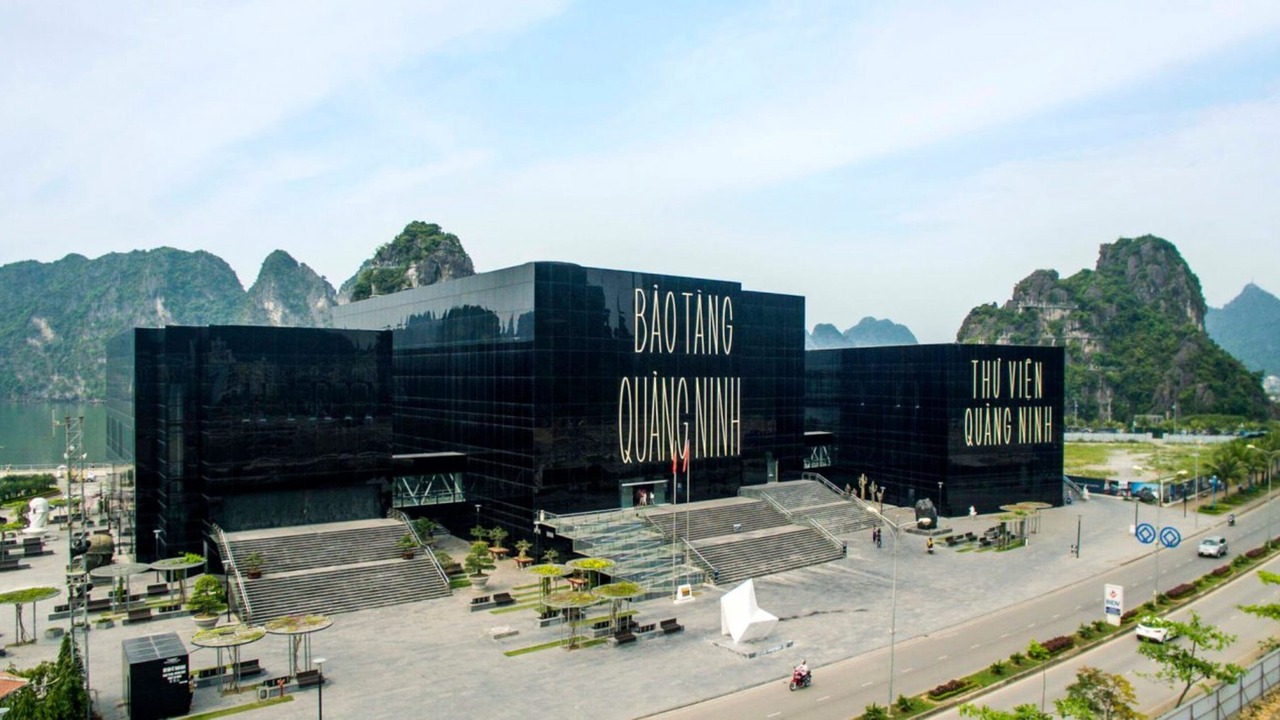 Photo of Buildings in Ha Long